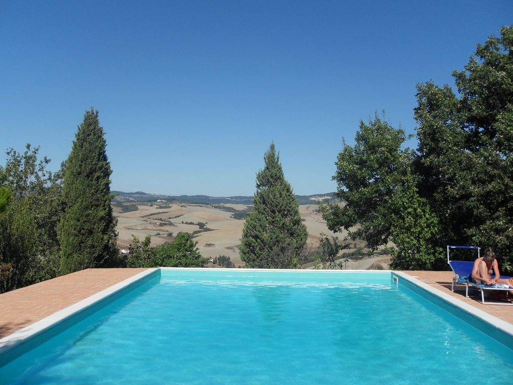 C-112: Våningshus med tomt og svømmebasseng på landsbygda i Volterra