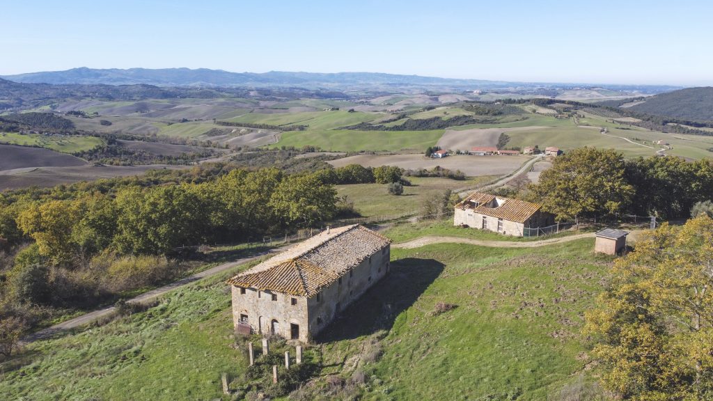 C-203: Våningshus med uthus for totalrenovering på landsbygda i Volterra