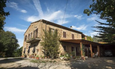C-362: Farmhouse in the first landscape of Volterra, close to the main road